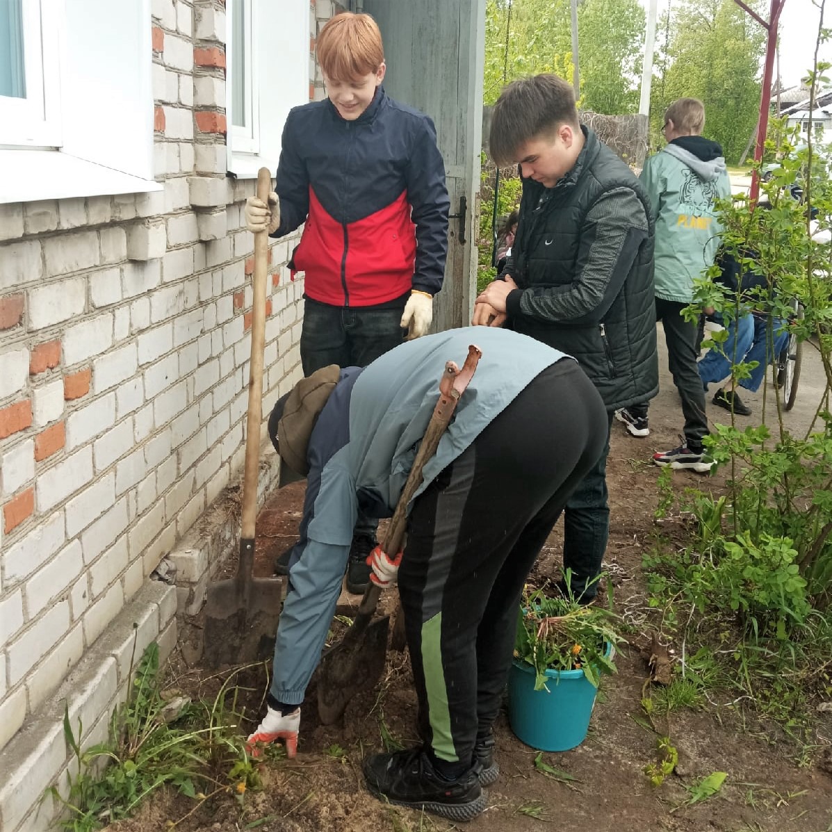 Школьники благоустроили палисадник у дома семьи Ходжиогло